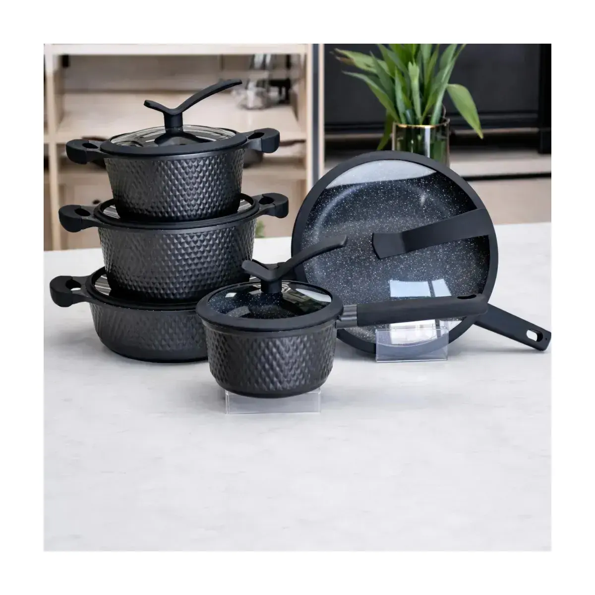 Conjunto preto com as caçarolas empilhadas, panela pequena e frigideira com tampa de vidro